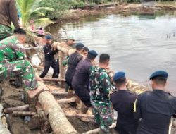 KOREM 012/TU : Jembatan Rusak Akibat Banjir di Singkil Utara Mulai Dirakit, TNI-Polri dan Warga Susun Batang Kelapa di Bawah Terik Matahari