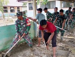 Korem 012/TU : Babinsa Koramil 05/DM dan Personil Yon TP 856 Melaksanakan Pembersihan Rumah Sekolah Pasca Banjir