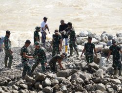 Tak kenal lelah Personil TNI AD Bersama Warga dan Dinas Terkait Turunkan bahan Kontruksi Jembatan Bailey yang akan segera di bangun di Betung Ateuh Benggalang