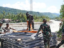 Pantang Surut Di Bawah Terik Mentari, Prajurit TNI Kebut Pembangunan Abutmen Jembatan Bailey