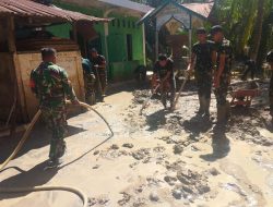 KOREM 012/TU : Babinsa Posramil Tripa Makmur Membantu Membersihkan Pekarangan Masjid