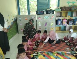 KOREM 012/TU : Babinsa Krueng Raya Dampingi Program Makan Bergizi untuk Cegah Stunting di TK Negeri 8
