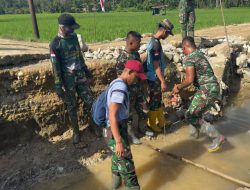 PRAJURIT YONIF 117/KSATRIA YUDHA LAKSANAKAN PEMBANGUNAN JEMBATAN ARMCO DI ACEH TAMIANG