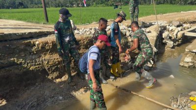 PRAJURIT YONIF 117/KSATRIA YUDHA LAKSANAKAN PEMBANGUNAN JEMBATAN ARMCO DI ACEH TAMIANG