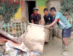 Peduli Lingkungan Pendidikan, Prajurit Yonif 117/KY Bersihkan MIN 4 Kuala Simpang