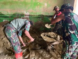 Prajurit Macan Leuser Lanjutkan Aksi Heroik Bersihkan Lumpur Tebal di SDN 04 Kuala Simpang