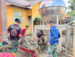 Peduli Kebersihan Fasilitas Kesehatan, Prajurit Yonif 117/Ksatria Yudha Bersihkan Polindes Landuh