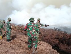 Tak Kenal Waktu, Prajurit Korem 012/TU Bersama Tim Gabungan Terus Melakukan Upaya Pemadaman Karhutla