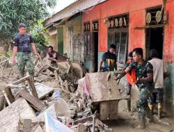 Dengan Penuh Semangat, Prajurit Yonif 116/GS, Yonif 117/KY dan Yonif 115/ML di Bawah Jajaran Korem 012/TU Bersihkan Sekolah Terdampak Banjir di Aceh Tamiang