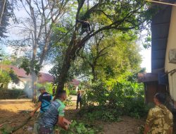 Dengan Semangat Kebersamaan, Warga Asrama Korem 012/TU Laksanakan Pembersihan Pangkalan