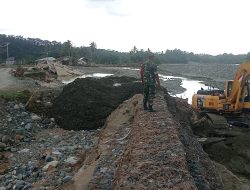 Prajurit Kodim 0105/Abar Terus Lakukan Upaya Perbaikan dan Pemulihan Alur Sungai Pasca Bencana Banjir