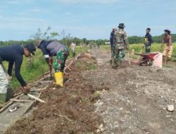 Dibawah Langit Membara Tim Satgas TMMD Kodim 0105/Abar Semakin Perkasa Bangun Jalan Desa