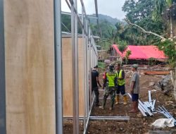 Korem 012/TU : Tingkatkan Sinergi Pasca Bencana, Babinsa Posramil Beutong Ateuh Banggalang Pantau Pembangunan Huntara di Desa Binaan