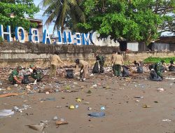 Personel Denkesyah Meulaboh Laksanakan Pembersihan Pantai Pasar Baru Ujung Karang