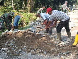 Bukan Hanya Perintah, Dansatgas TMMD Kodim 0105/Abar Terjun Langsung Pegang Alat di Lokasi Sasaran Fisik