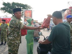 Prajurit dan Persit Kodim Abdya Bagikan 750 Paket Takjil Gratis di Pusat Kota Blangpidie
