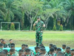 Danrem 012/Teuku Umar meninjau batalyon teritorial pembangunan 957/Lebah Uteun di Aceh Singkil dan memberikan pengarahan kepada prajurit