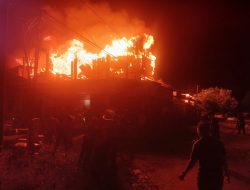 Sinergi TNI, BPBD, Polri dan Masyarakat Jinakkan Api di 13 Ruko Kota Fajar