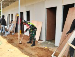 Korem 012/TU : Babinsa Posramil Beutong Ateuh Banggalang Bantu Pembuatan Huntara bagi Warga Terdampak Banjir Bandang