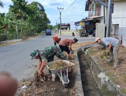 KOREM 012/TU : KEGIATAN RUTIN GOTONG ROYONG MEMBERSIHKAN LINGKUNGAN DESA BERSAMA WARGA