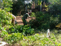 Korem 012/TU : Babinsa dan Warga Gotong Royong Bersihkan Tempat Pemakaman Umum