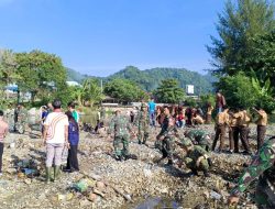 TNI, Pemda dan Masyarakat Kompak Bersihkan Bantaran Sungai Pasar Tapaktuan