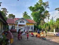 Korem 012/TU : Gotong Royong Sambut Lebaran, Babinsa Koramil 01/Jaya Bersama Warga Bersihkan Lingkungan Desa