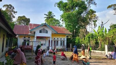 Korem 012/TU : Gotong Royong Sambut Lebaran, Babinsa Koramil 01/Jaya Bersama Warga Bersihkan Lingkungan Desa