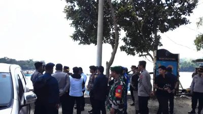 KOREM 012/TU : Babinsa Koramil 02/Sukakarya Laksanakan Pengamanan di Lokasi Wisata Saat Idul Fitri