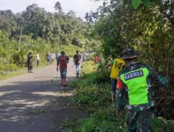Gotong Royong Bersama, Babinsa Dan Warga Bersihkan Bahu Jalan