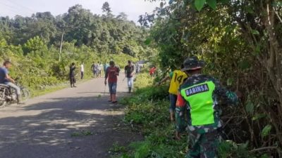 Gotong Royong Bersama, Babinsa Dan Warga Bersihkan Bahu Jalan