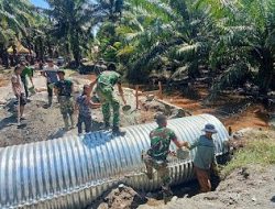 Personil TNI dan Masyarakat Terus Kebut Pembuatan Jembatan Aramco di Kuala Tripa