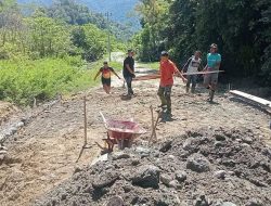 Konstruksi Kian Kokoh, Satgas Kodim 0105/Abar Bentang Rangka Besi Tulangan Lantai Jembatan Aramco Sebelum Dicor