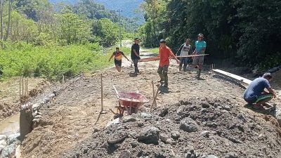 Konstruksi Kian Kokoh, Satgas Kodim 0105/Abar Bentang Rangka Besi Tulangan Lantai Jembatan Aramco Sebelum Dicor