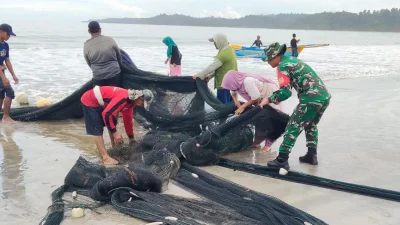 Korem 012/TU : Ingatkan Keselamatan saat Melaut, Babinsa Komsos dengan Nelayan