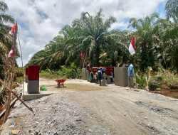 TNI Bersama Warga Laksanakan Pengecatan Jembatan Aramco di Desa Kuala Tripa