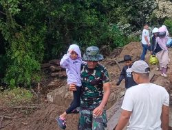 TNI Sigap Bantu Warga Melintas di Jembatan Darurat, Akses Trumon Sementara Ditutup