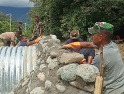 Kokohkan Jembatan, Satgas Kodim 0105/Abar Bersama Masyarakat Kerjakan Dinding Sayap Beton di Ujung Aramco