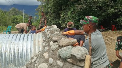 Kokohkan Jembatan, Satgas Kodim 0105/Abar Bersama Masyarakat Kerjakan Dinding Sayap Beton di Ujung Aramco