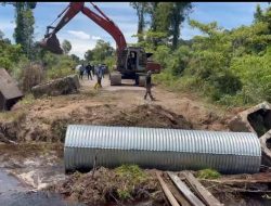 TNI Mulai Pasang Konstruksi Jembatan Aramco di Titik III Desa Raket Trumon