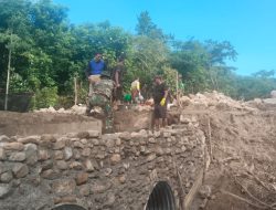 TNI dan Warga Bahu Membahu Lanjutkan Pengecoran Slot Jembatan Aramco di Ketapang II