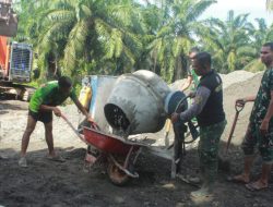 TNI bersama warga laksanakan pengecoran Jembatan Aramco