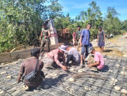 TNI dan Warga Gotong Royong Lanjutkan Pemasangan Rangka Jembatan Aramco di Pasi Rasian