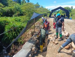 TNI dan Warga Lanjutkan Pekerjaan Pondasi Jembatan Aramco di Trumon