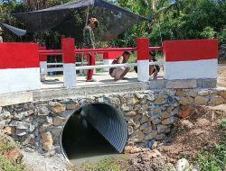 Satgas TNI AD Rampungkan Jembatan Aramco di Desa Kapa Seusak, Warga Trumon Timur Sambut Haru