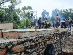 TNI AD dan Warga Kompak Bangun Jembatan, Sukseskan Program Prioritas Presiden Prabowo Subianto