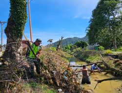 Semangat Gotong Royong Tak pernah Padan,Babinsa dan warga paya laba kompak bersihkan lingkungan