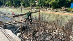 Personel TNI terus bangun Jembatan Gantung Perintis di Beutong Ateuh Benggalang