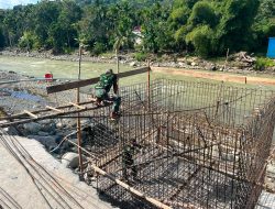 Personel TNI terus bangun Jembatan Gantung Perintis di Beutong Ateuh Benggalang