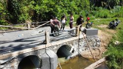 Korem 012/TU : Personel Kodim 0118/Subulussalam Kebut Pemasangan Besi Pengaman Aramco Demi Kelancaran Akses Warga